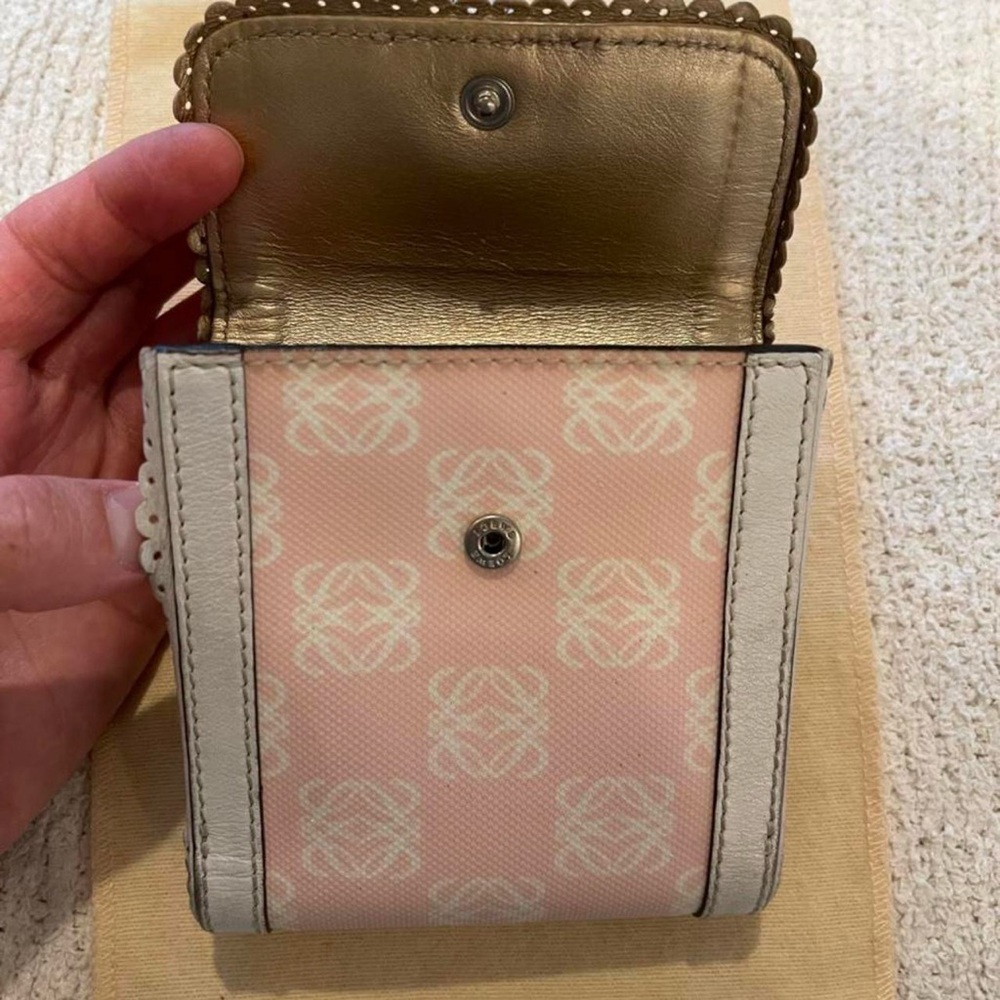 Authentic Loewe light pink  wallet. - Picture 4 of 4